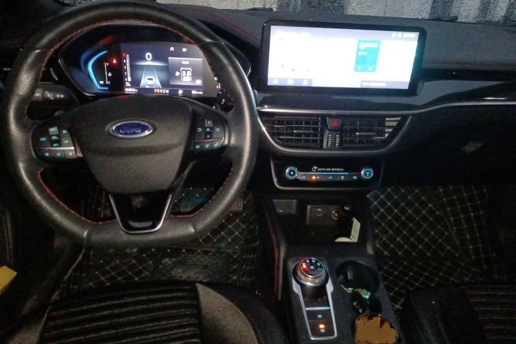Used Ford Focus 2021 Sedan EcoBoost 180 Automatic ST Line Center Console