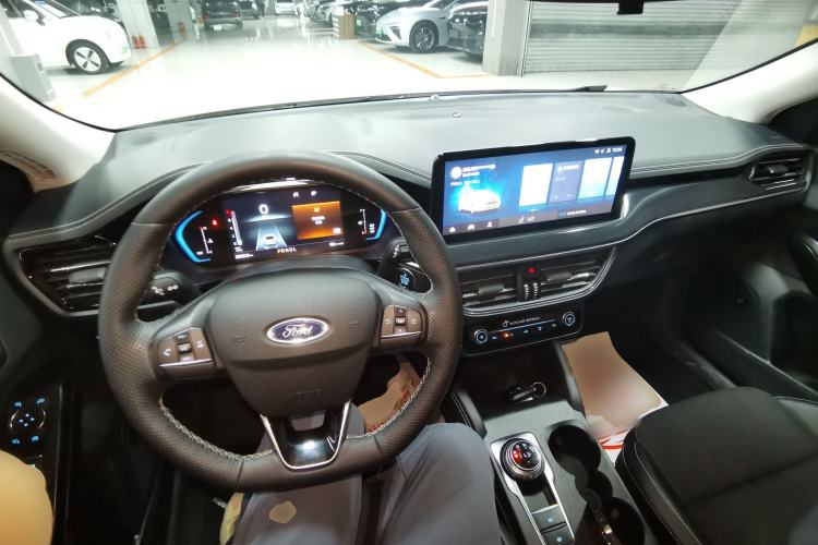 Used Ford Focus 2021 Hatchback EcoBoost 180 Automatic Titanium Edition Center Console