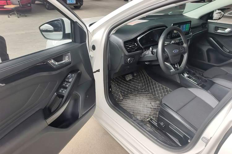 Used Ford Focus 2021 Hatchback EcoBoost 180 Automatic Titanium Edition Driver Seat