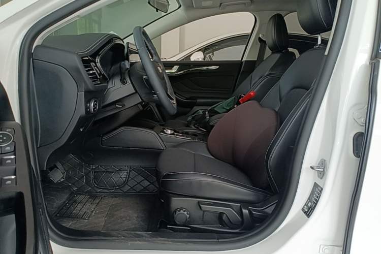 Used Ford Focus 2021 Hatchback EcoBoost 180 Automatic Titanium Edition Driver Seat