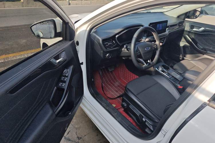 Used Ford Focus 2021 Hatchback EcoBoost 180 Automatic Titanium Edition Driver Seat