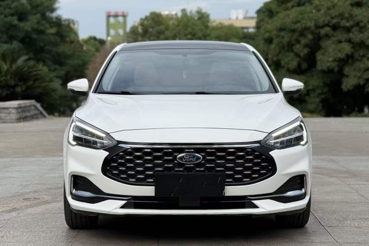 Used Ford Focus 2021 Sedan EcoBoost 180 Automatic Trendy Model Exterior 2