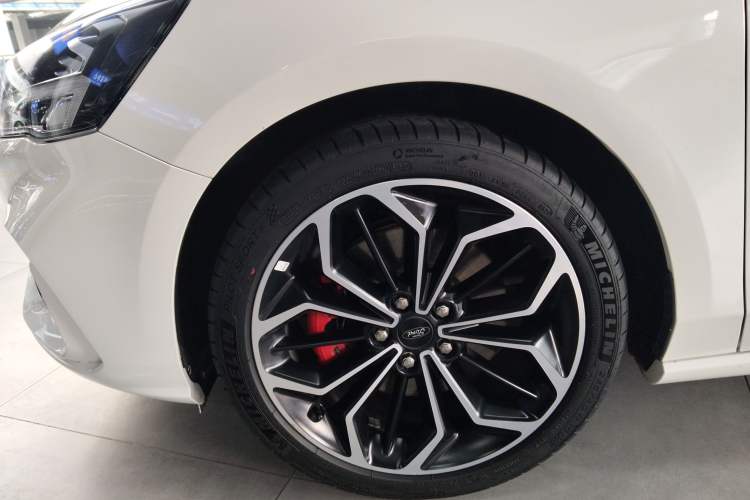 Used Ford Focus 2021 Sedan EcoBoost 180 Automatic ST Line Exterior 4