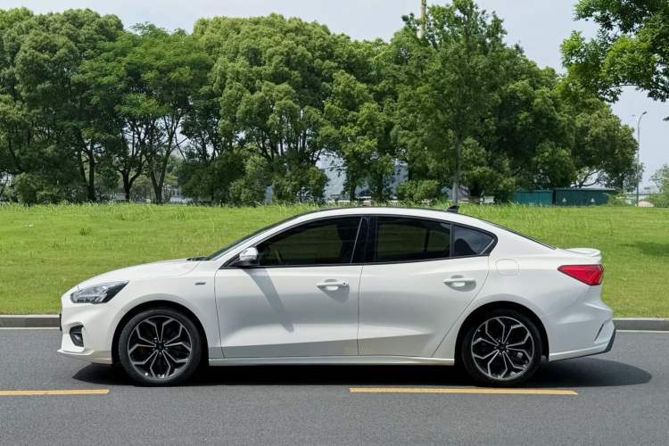 Used Ford Focus 2021 Sedan EcoBoost 180 Automatic ST Line Exterior 4