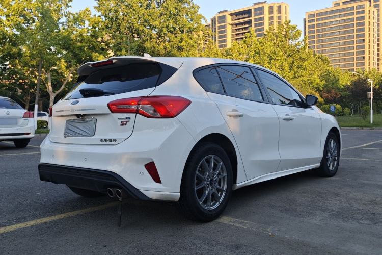 Used Ford Focus 2021 Hatchback EcoBoost 180 Automatic Titanium Edition Exterior 6