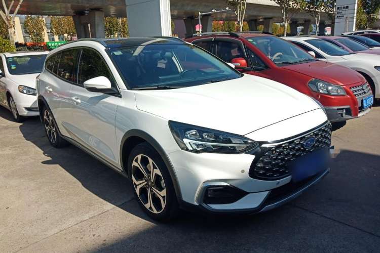 Used Ford Focus 2021 EcoBoost 180 Automatic Hunter Edition Front Right 45 Deg