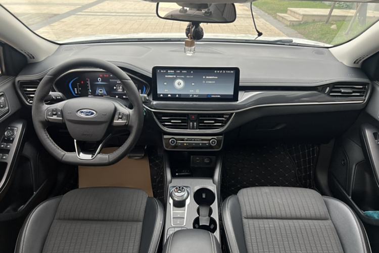 Used Ford Focus 2021 Hatchback EcoBoost 180 Automatic Titanium Edition Interior 1