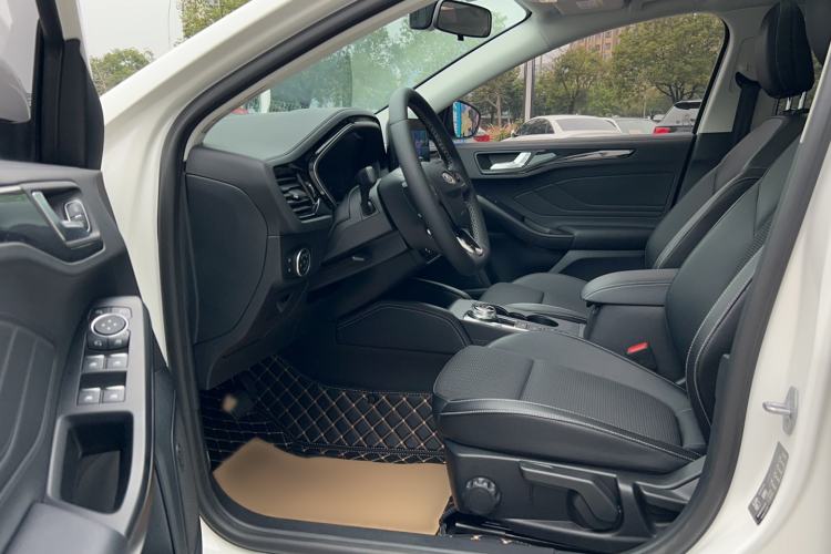 Used Ford Focus 2021 Hatchback EcoBoost 180 Automatic Titanium Edition Interior 2