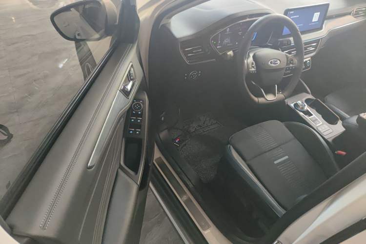 Used Ford Focus 2021 EcoBoost 180 Automatic Hunter Edition Interior 3