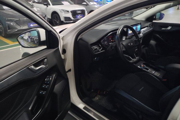 Used Ford Focus 2021 EcoBoost 180 Automatic Hunter Edition Interior 3