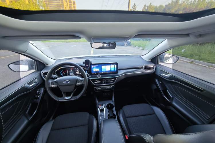 Used Ford Focus 2021 Hatchback EcoBoost 180 Automatic Titanium Edition Interior 3