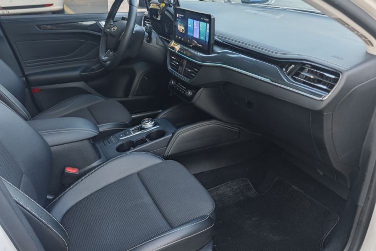 Used Ford Focus 2021 Hatchback EcoBoost 180 Automatic Titanium Edition Interior 4