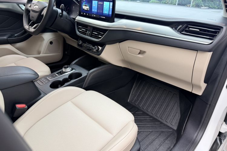 Used Ford Focus 2021 Sedan EcoBoost 180 Automatic Trendy Model Interior 7