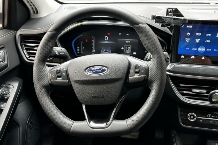 Used Ford Focus 2021 Hatchback EcoBoost 180 Automatic Titanium Edition Interior 7