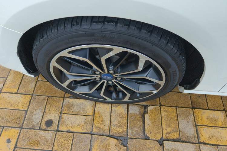 Used Ford Focus 2021 Sedan EcoBoost 180 Automatic Trendy Model Left Front Wheel Hub