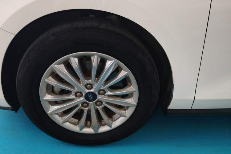 Used Ford Focus 2021 Sedan EcoBoost 180 Automatic Trendy Model Left Front Wheel Hub