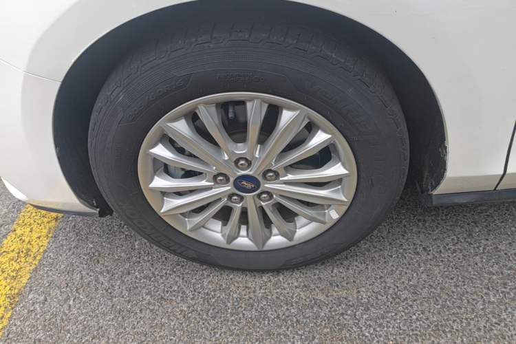 Used Ford Focus 2021 Sedan EcoBoost 180 Automatic Trendy Model Left Front Wheel Hub
