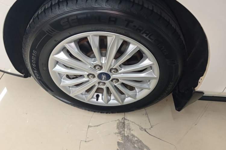Used Ford Focus 2021 Sedan EcoBoost 180 Automatic Trendy Model Left Front Wheel Hub