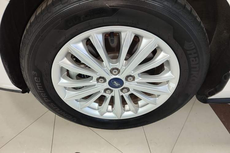 Used Ford Focus 2021 Sedan EcoBoost 180 Automatic Trendy Model Left Front Wheel Hub