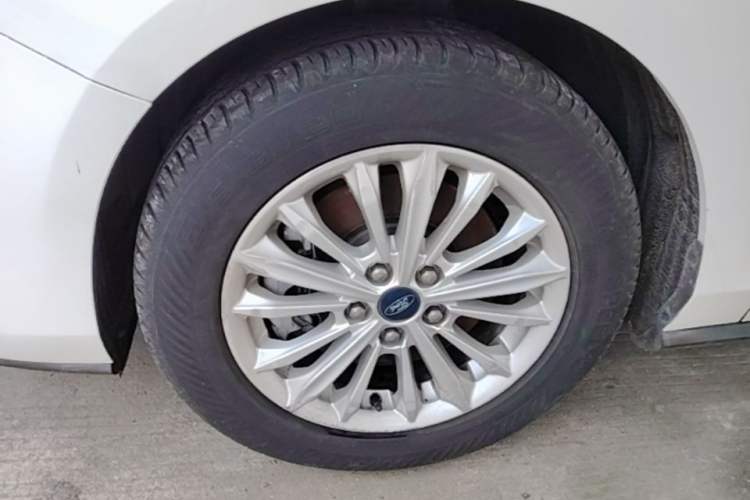 Used Ford Focus 2021 Sedan EcoBoost 180 Automatic Trendy Model Left Front Wheel Hub