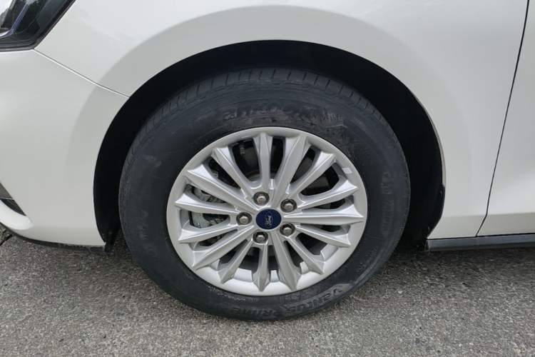 Used Ford Focus 2021 Sedan EcoBoost 180 Automatic Trendy Model Left Front Wheel Hub