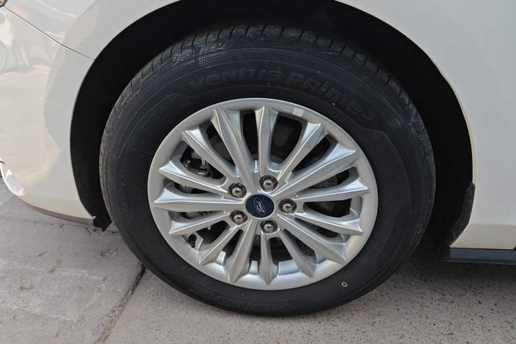 Used Ford Focus 2021 Sedan EcoBoost 180 Automatic Trendy Model Left Front Wheel Hub