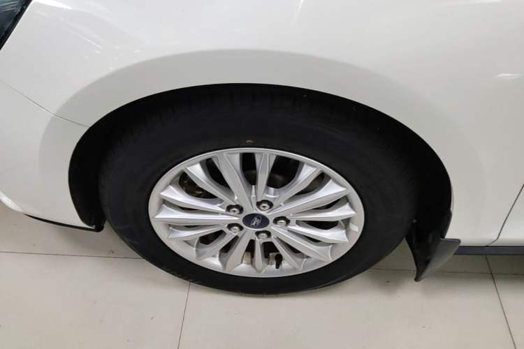 Used Ford Focus 2021 Sedan EcoBoost 180 Automatic Trendy Model Left Front Wheel Hub