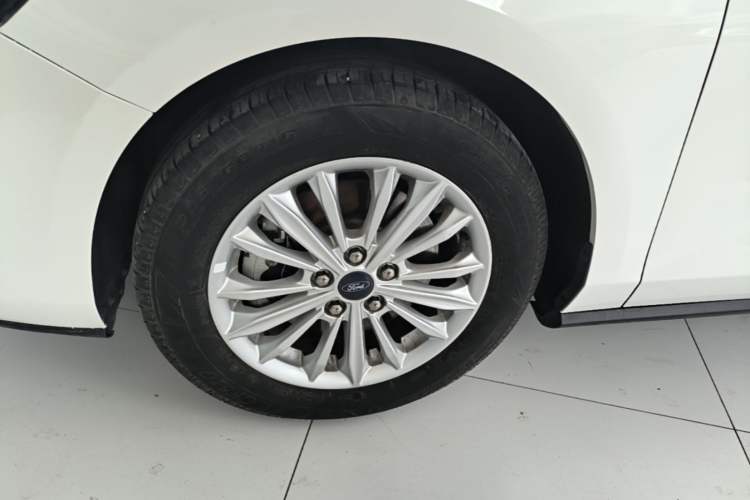 Used Ford Focus 2021 Sedan EcoBoost 180 Automatic Trendy Model Left Front Wheel Hub