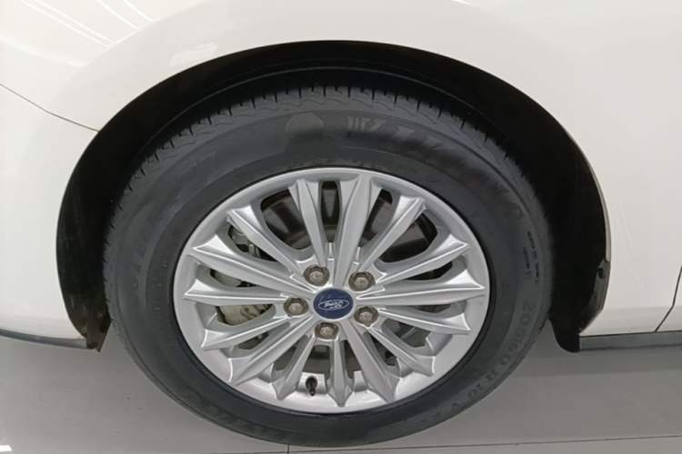 Used Ford Focus 2021 Sedan EcoBoost 180 Automatic Trendy Model Left Front Wheel Hub