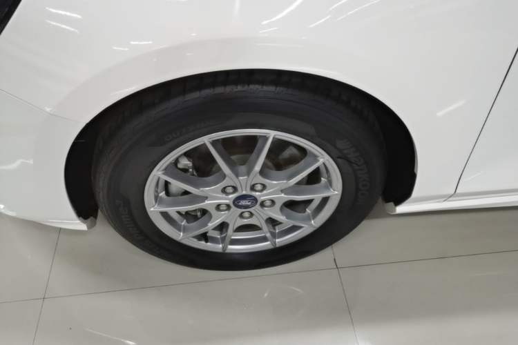 Used Ford Focus 2021 Hatchback EcoBoost 180 Automatic Titanium Edition Left Front Wheel Hub