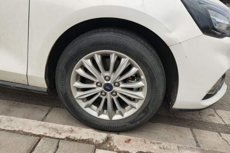 Used Ford Focus 2021 Sedan EcoBoost 180 Automatic Trendy Model Right Front Wheel Hub