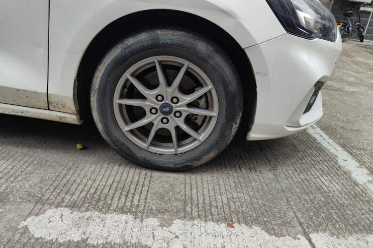 Used Ford Focus 2021 Hatchback EcoBoost 180 Automatic Titanium Edition Right Front Wheel Hub