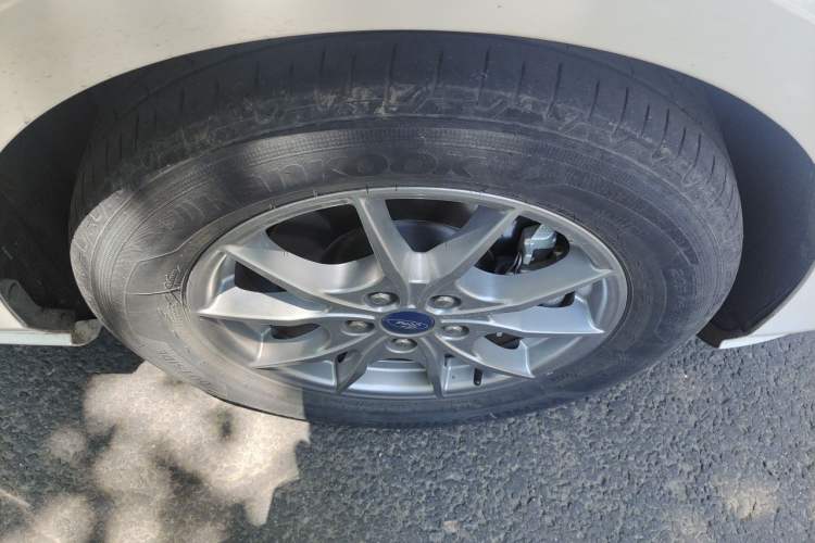 Used Ford Focus 2021 Hatchback EcoBoost 180 Automatic Titanium Edition Right Front Wheel Hub
