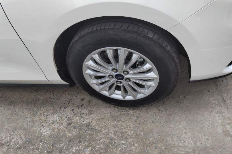 Used Ford Focus 2021 Sedan EcoBoost 180 Automatic Trendy Model Right Front Wheel Hub