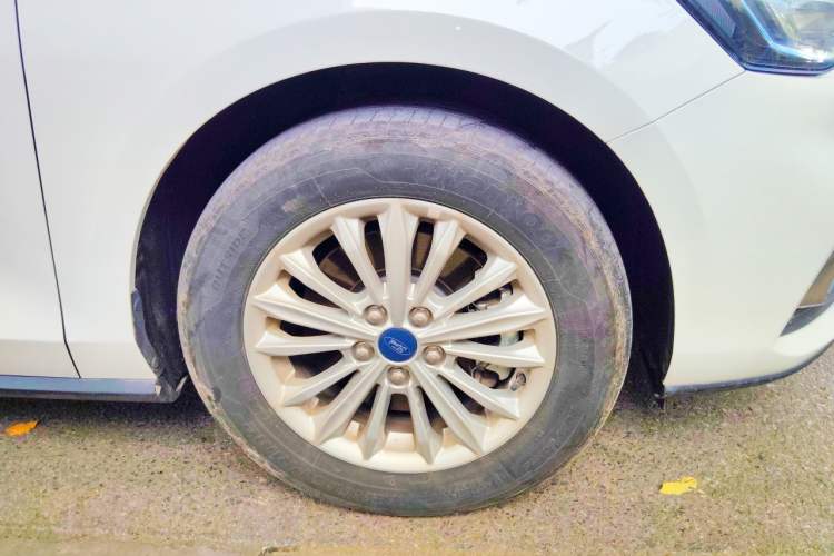 Used Ford Focus 2021 Sedan EcoBoost 180 Automatic Trendy Model Right Front Wheel Hub