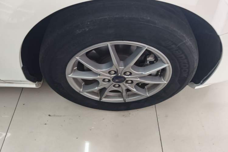 Used Ford Focus 2021 Hatchback EcoBoost 180 Automatic Titanium Edition Right Front Wheel Hub