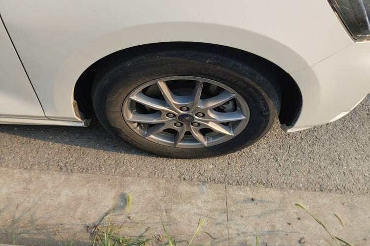 Used Ford Focus 2021 Hatchback EcoBoost 180 Automatic Titanium Edition Right Front Wheel Hub