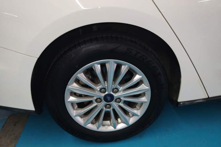 Used Ford Focus 2021 Sedan EcoBoost 180 Automatic Trendy Model Right Rear Wheel Hub