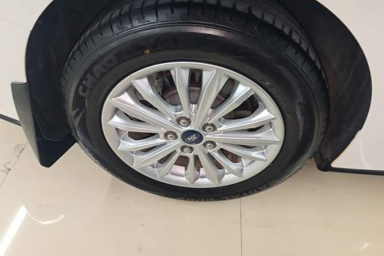 Used Ford Focus 2021 Sedan EcoBoost 180 Automatic Trendy Model Right Rear Wheel Hub