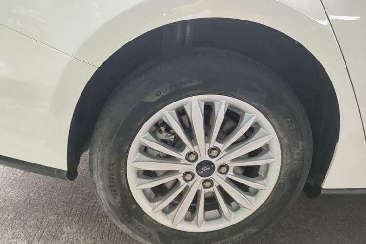 Used Ford Focus 2021 Sedan EcoBoost 180 Automatic Trendy Model Right Rear Wheel Hub