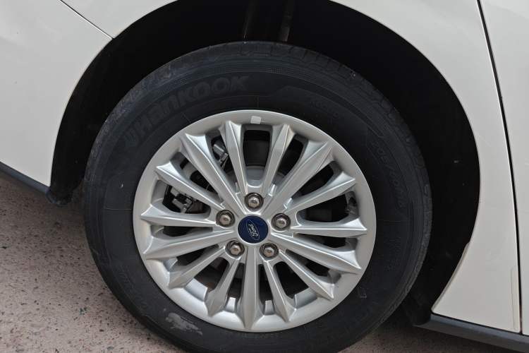 Used Ford Focus 2021 Sedan EcoBoost 180 Automatic Trendy Model Right Rear Wheel Hub