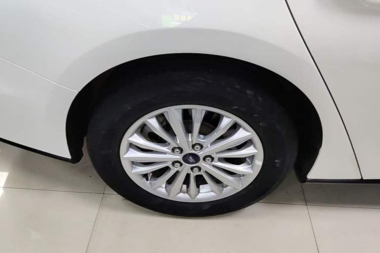 Used Ford Focus 2021 Sedan EcoBoost 180 Automatic Trendy Model Right Rear Wheel Hub