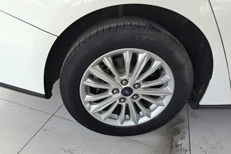 Used Ford Focus 2021 Sedan EcoBoost 180 Automatic Trendy Model Right Rear Wheel Hub