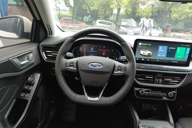 Used Ford Focus 2021 Hatchback EcoBoost 180 Automatic Titanium Edition Steering Wheel