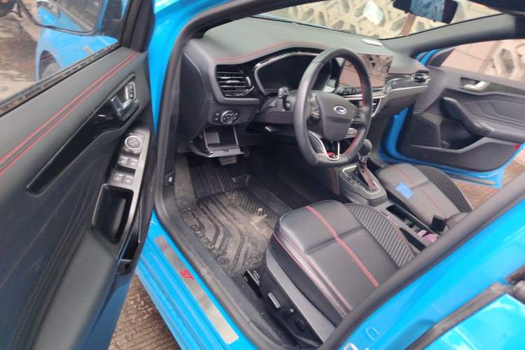 Used Ford Focus 2022 Hatchback EcoBoost 180 Automatic ST Line Interior 3