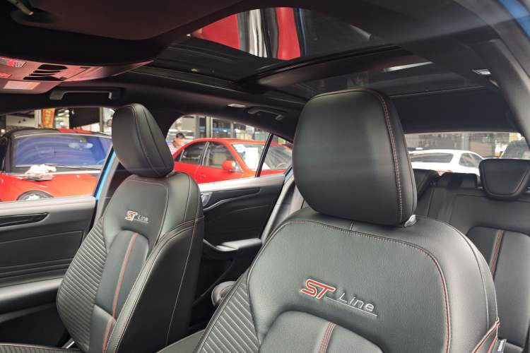 Used Ford Focus 2022 Hatchback EcoBoost 180 Automatic ST Line Interior 5