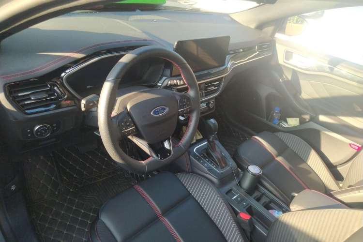 Used Ford Focus 2022 Hatchback EcoBoost 180 Automatic ST Line Center Console