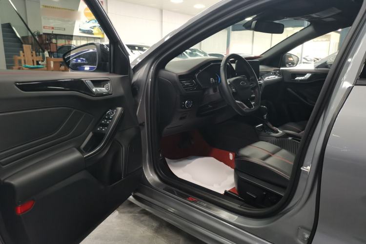 Used Ford Focus 2022 Hatchback EcoBoost 180 Automatic ST Line Interior 3