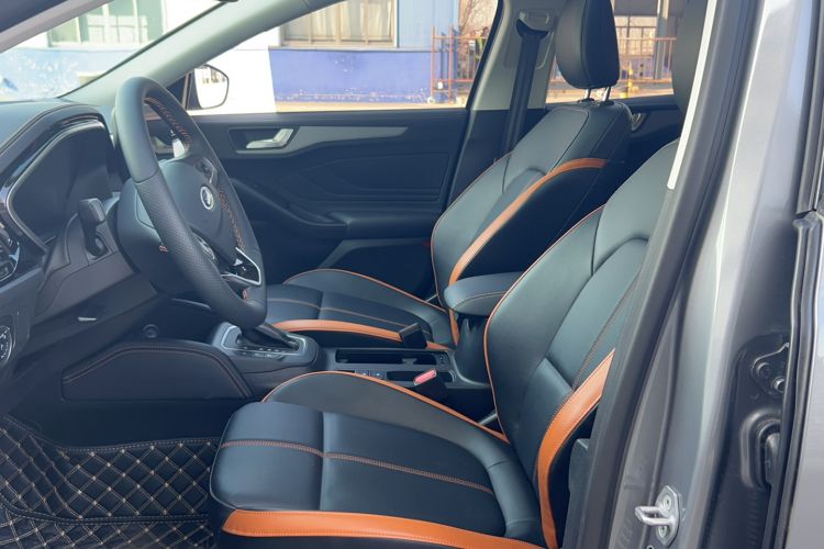 Used Ford Focus 2022 Hatchback EcoBoost 180 Automatic Performance Edition Interior 9