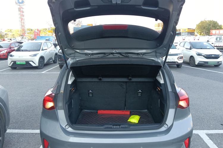 Used Ford Focus 2022 Hatchback EcoBoost 180 Automatic Performance Edition Trunk